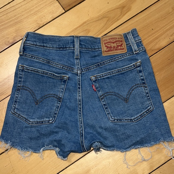 Levi’s high rise denim shorts - Picture 3 of 4